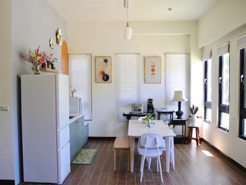 Kitchen or kitchenette, Dining area, oven