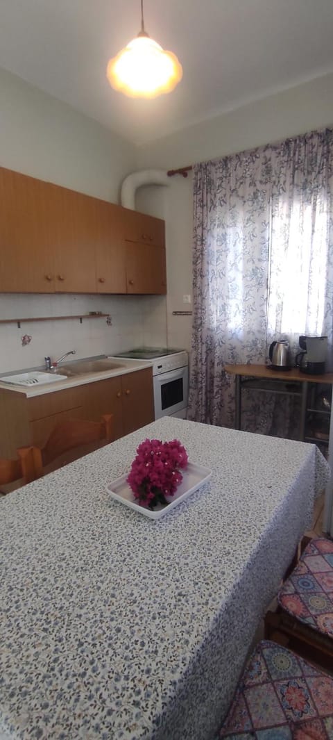 Seating area, internet, stove, kitchen