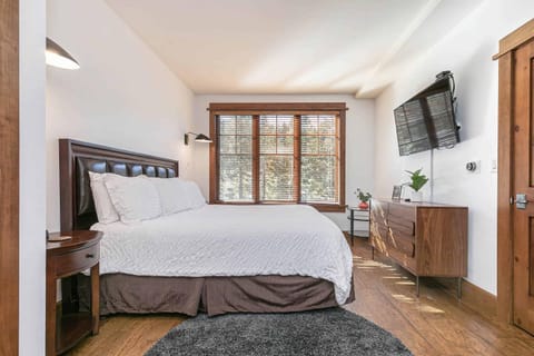 Iron Horse Lodge South 406 by East West Hospitality Apartment in Northstar Drive