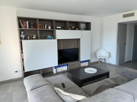 T3 NEUF AVEC TERRASSE ET JARDIN FACE a LA MER Apartment in Sanary-sur-Mer