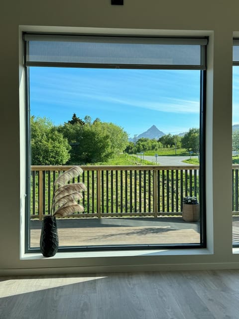 View (from property/room), Balcony/Terrace, Living room, Mountain view