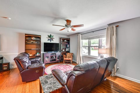 9 Mi to Dtwn Fort Worth Home with Patio and Yard House in Richland Hills