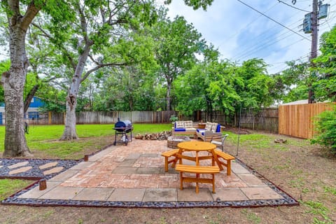 9 Mi to Dtwn Fort Worth Home with Patio and Yard House in Richland Hills