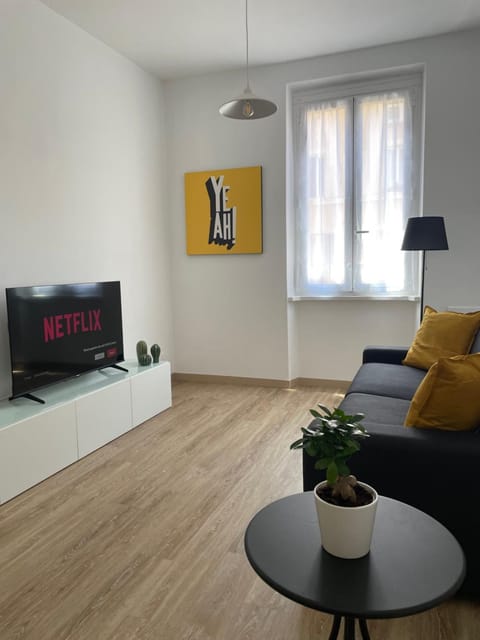 TV and multimedia, Living room, Seating area, Evening entertainment