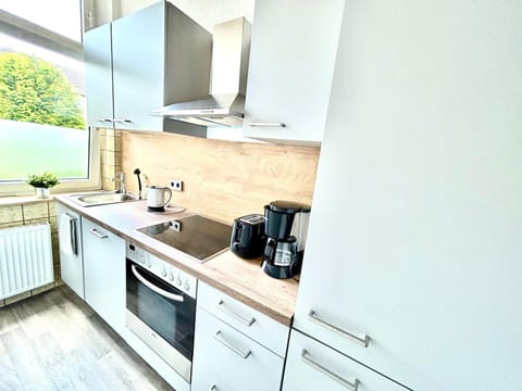 Coffee/tea facilities, Kitchen or kitchenette, dishwasher, stove, toaster