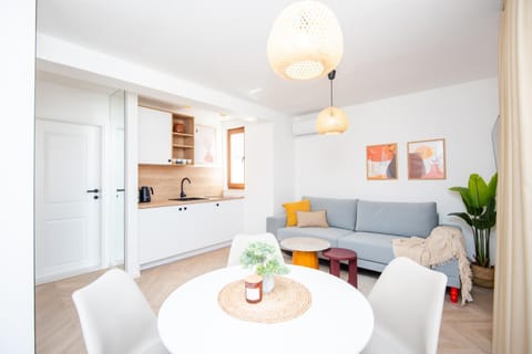 Kitchen or kitchenette, Living room, Seating area, Dining area, stove