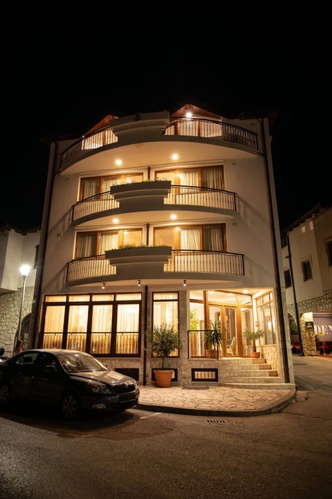 Neighbourhood, Street view, Location