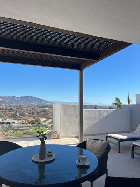 Natural landscape, View (from property/room), Balcony/Terrace, Seating area, Mountain view