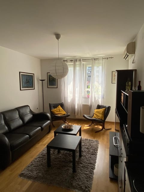 TV and multimedia, Living room, Seating area, air conditioner