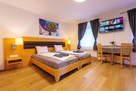 Bed, TV and multimedia, Photo of the whole room, Bedroom, towels
