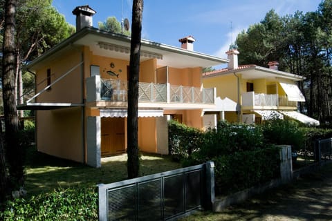 Property building, Facade/entrance, Garden view