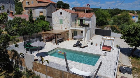Property building, Patio, Day, Swimming pool, sunbed