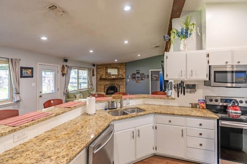 Kitchen or kitchenette, dishwasher, oven, pet friendly