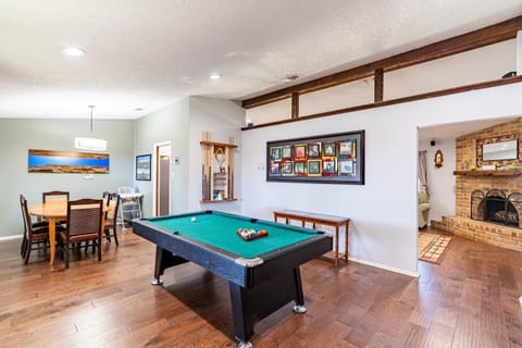 Billiard, Game Room