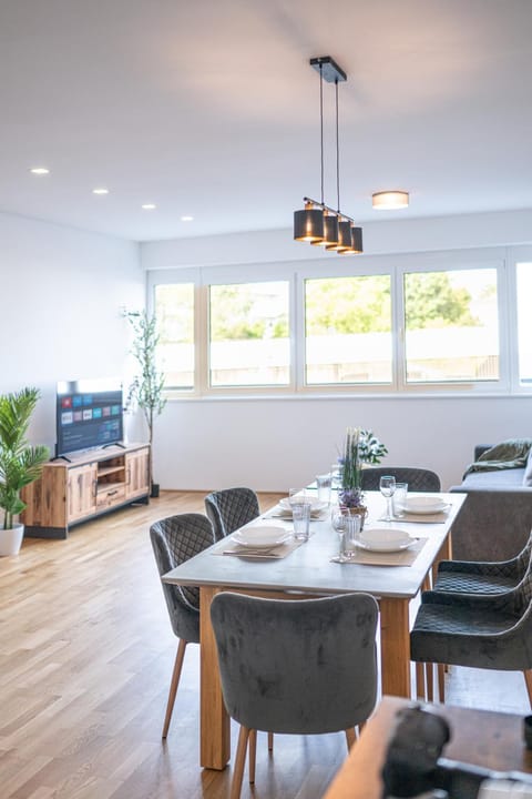TV and multimedia, Living room, Seating area, Dining area