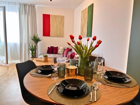 Living room, Food and drinks, Seating area, Dining area, Food, Drinks, Alcoholic drinks