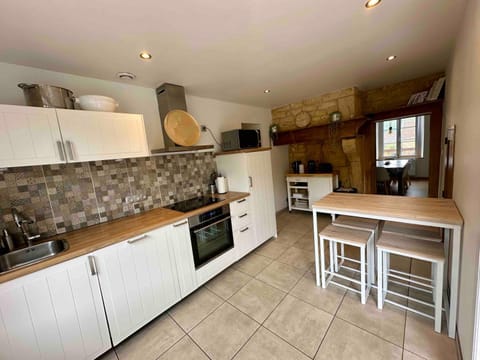 Kitchen or kitchenette, Dining area, dishwasher, microwave, oven, pet friendly, stove, toaster