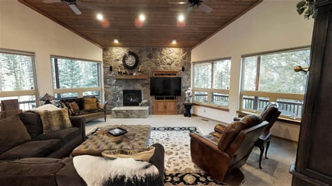 Day, Natural landscape, TV and multimedia, View (from property/room), Living room, Seating area, Mountain view, fireplace, furniture