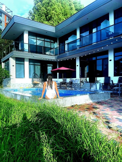 Property building, Day, Garden, Pool view, Swimming pool
