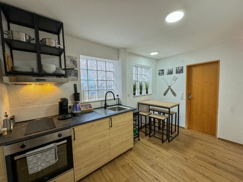 Coffee/tea facilities, Kitchen or kitchenette, Dining area, oven, stove