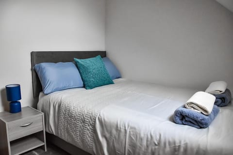 Bed, Bedroom, towels