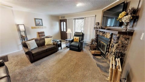 TV and multimedia, Living room, Seating area, fireplace, furniture