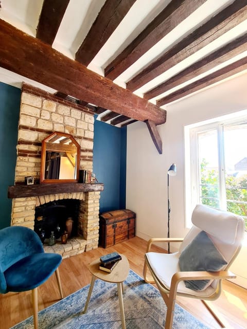 Seating area, fireplace