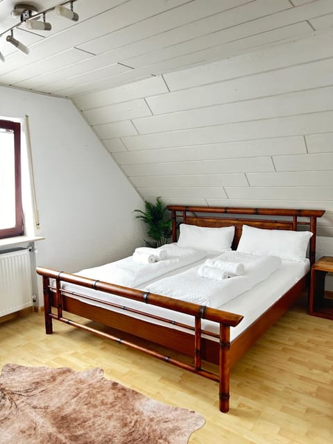 Bed, Photo of the whole room, Bedroom, towels