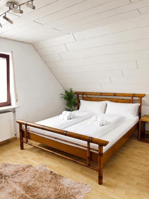 Bed, Photo of the whole room, Bedroom, towels