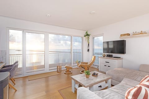 Communal lounge/ TV room, TV and multimedia, View (from property/room), Balcony/Terrace, Living room, Seating area