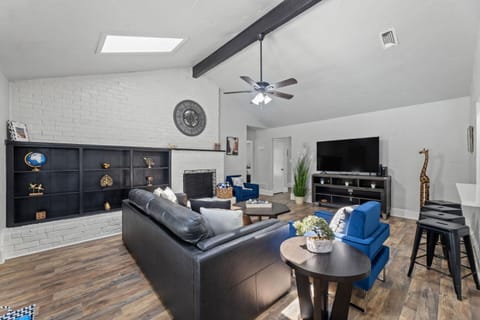 TV and multimedia, Living room, Seating area, fireplace