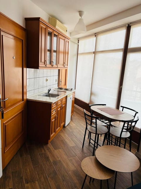 Kitchen or kitchenette, Dining area, stove