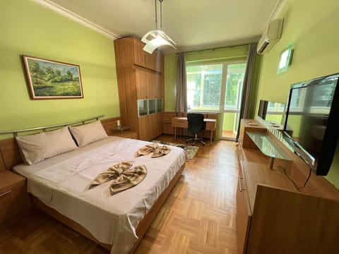 Bed, TV and multimedia, Photo of the whole room, Bedroom