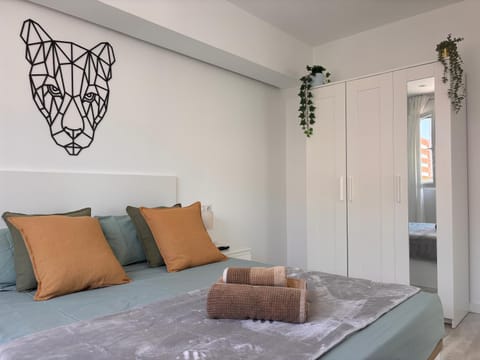 Photo of the whole room, Bedroom, towels