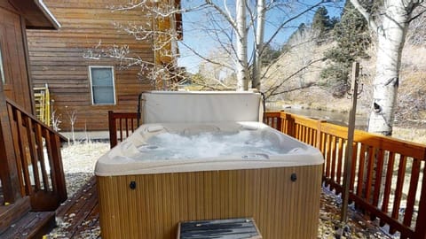 Riverside Cabin - Pet Friendly - On the River - Hot Tub - WiFi - Washer - Dryer - Grill Cabin in Red River