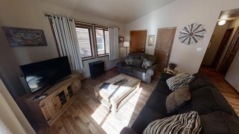 Riverside Cabin - Pet Friendly - On the River - Hot Tub - WiFi - Washer - Dryer - Grill Cabin in Red River