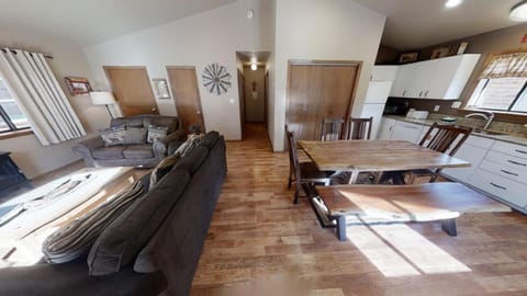 Riverside Cabin - Pet Friendly - On the River - Hot Tub - WiFi - Washer - Dryer - Grill Cabin in Red River