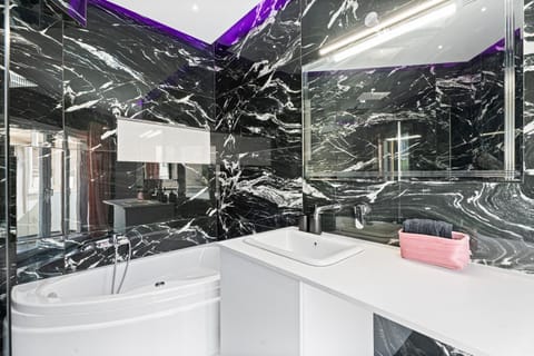 Shower, Property building, Restaurant/places to eat, Spring, Activities, Activities, Hot Spring Bath, Massage, Bathroom, View (from property/room), View (from property/room), Living room, Spa and wellness centre/facilities, Spa and wellness centre/facilities, Diving, Diving, Lake view, Pool view, Pool view, Sea view, Sea view, Swimming pool, Sports, Sports, Asian breakfast, Asian breakfast, Bath, Parking, safe, towels, VIP, VIP, VIP, wedding, wedding, wedding