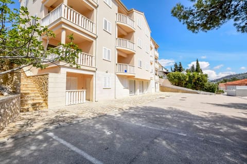 Property building, Facade/entrance, Day, Street view, Location, Parking