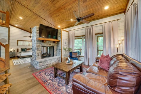 Tree-Lined Broken Bow Studio Cabin with Hot Tub! Cabin in Broken Bow