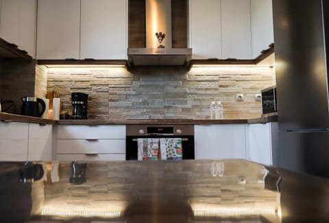 Coffee/tea facilities, dishwasher, microwave, oven, stove, kitchen