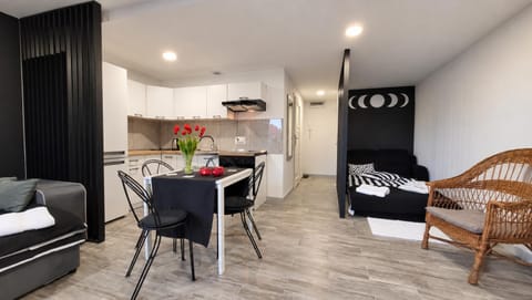 Kitchen or kitchenette, Living room, Seating area, Dining area