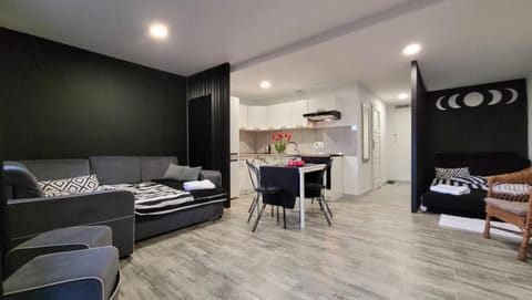 Kitchen or kitchenette, Living room, Seating area, Dining area