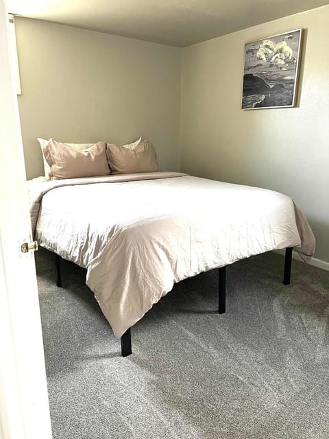 Cozy basement apartment - blocks from Old Town Apartment in Pocatello