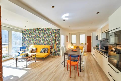 Kitchen or kitchenette, Living room, Seating area, Dining area, oven, pet friendly, stove