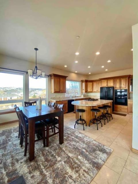 Luxury home w a View- biking and hiking near House in Pocatello