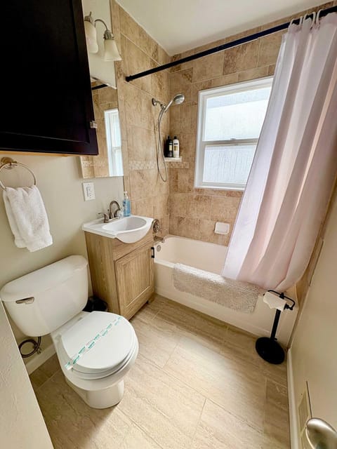 Historic 2 bedroom home in Old Town-main floor Apartment in Pocatello