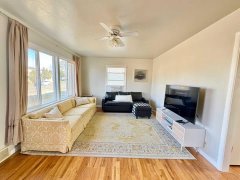 Historic 2 bedroom home in Old Town-main floor Apartment in Pocatello