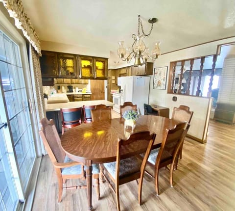 Roomy Midtown Home-Large and Central to Everything House in Pocatello