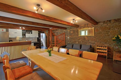 TV and multimedia, Kitchen or kitchenette, Living room, Seating area, Dining area